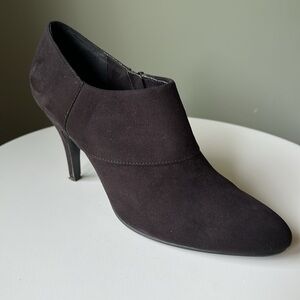Ann Marino by Bettye Muller Faux Suede Side Zip Heeled Ankle Bootie Elves 10